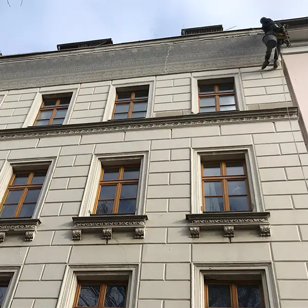 Industriekletterkletter rechts oben installiert Fassadensicherung Netz Mehrfamilienhaus Berlin