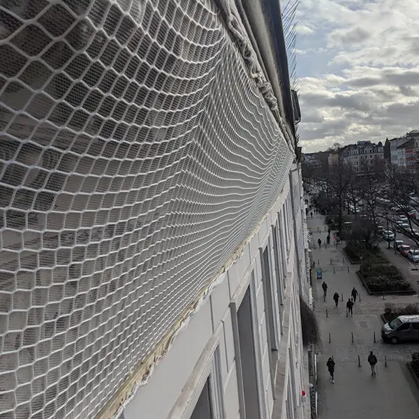 Fassadensicherung weiß Schutznetz Nahaufnahme Berliner Straße