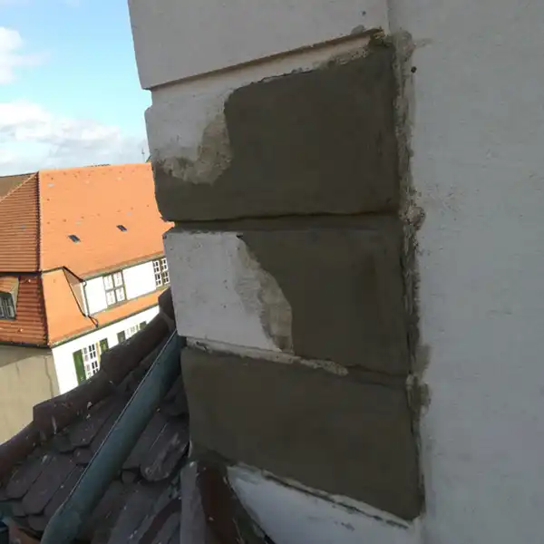 Rekonstruktion von einer beschädigten Fassade Schornstein in Berlin
